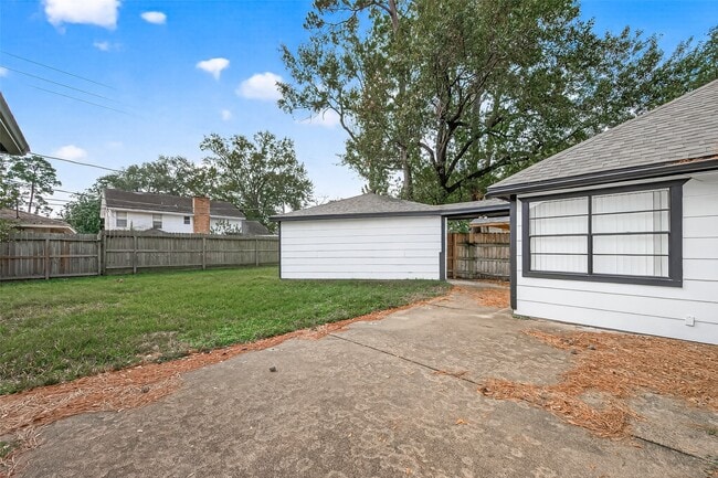 Building Photo - 3815 Fernglade Dr