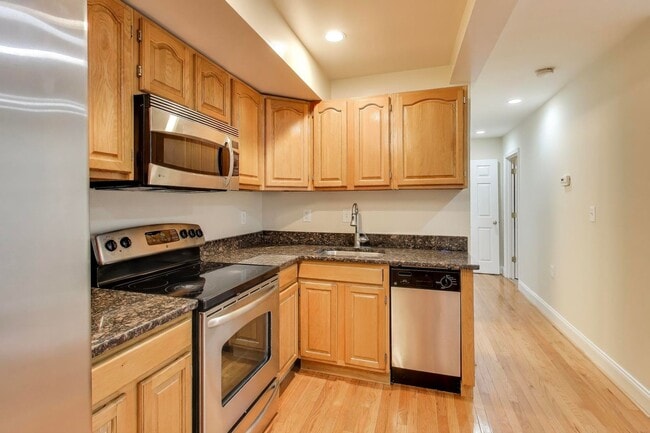 Building Photo - LEASE SPECIAL - $1,925 for a 24 month lease. 12 Month lease offered at $1,995 - Spacious 2 Bed En...