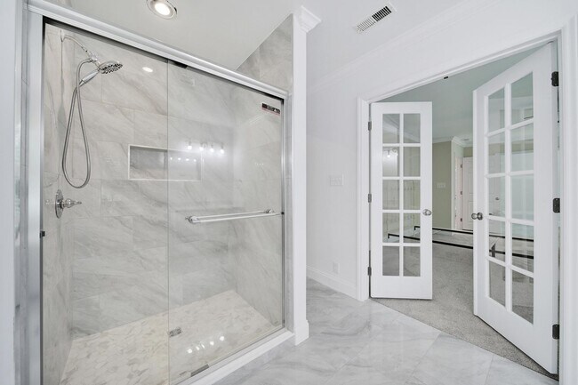 Building Photo - Beautiful Five Bed Three and Half Bath Hom...
