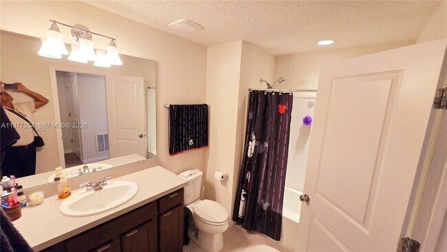 Building Photo - 2647 E Lake Pointe Dr