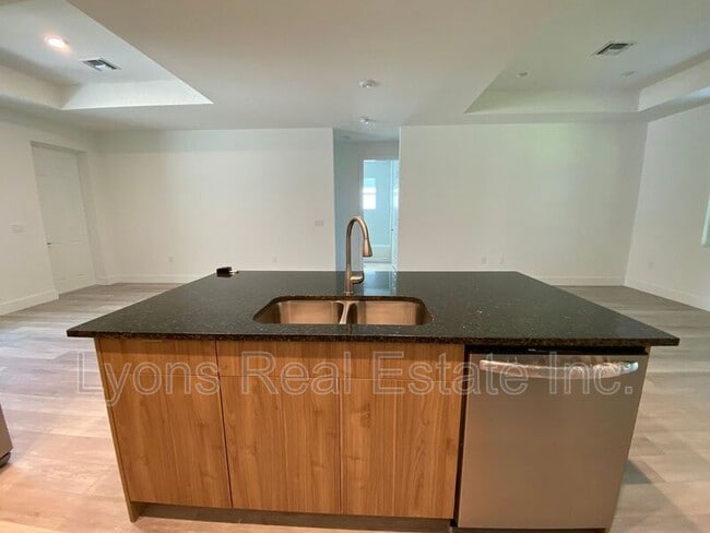 Building Photo - 2635 Starview Ave