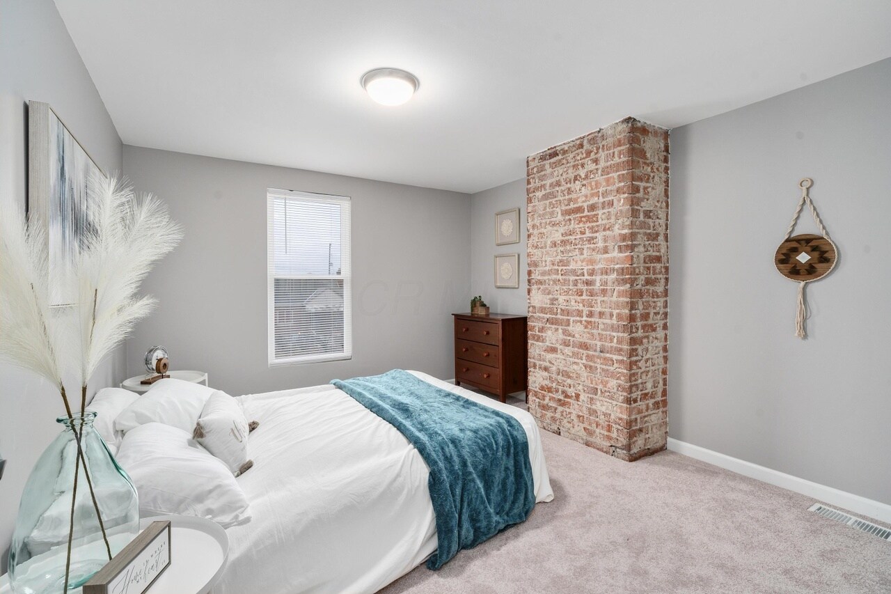 Room 1 - 1408 S Ohio Ave