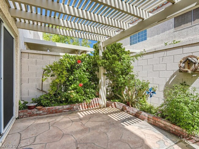 Building Photo - 1045 Grammy Dr