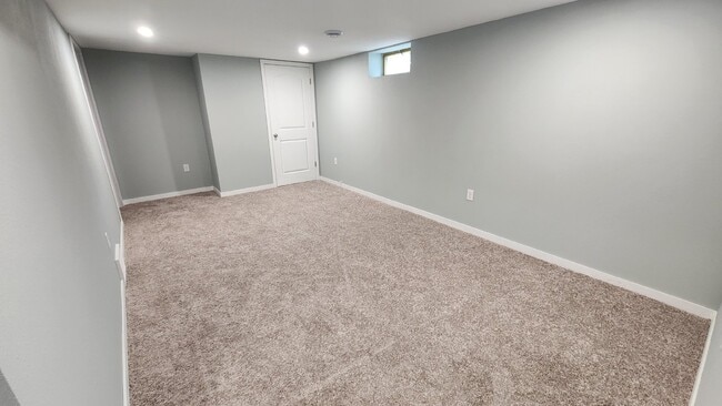 Building Photo - 3 Bedroom, 2 Bathroom House - Available May 1st with early move-in possible!