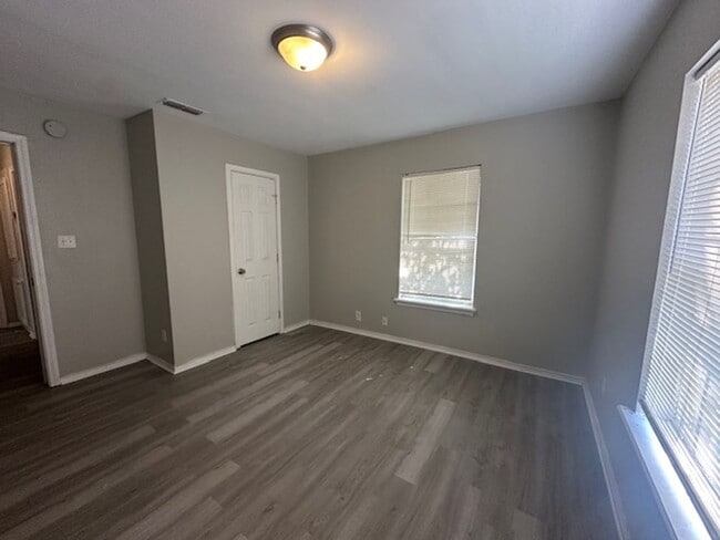 Building Photo - 1034 Vine St