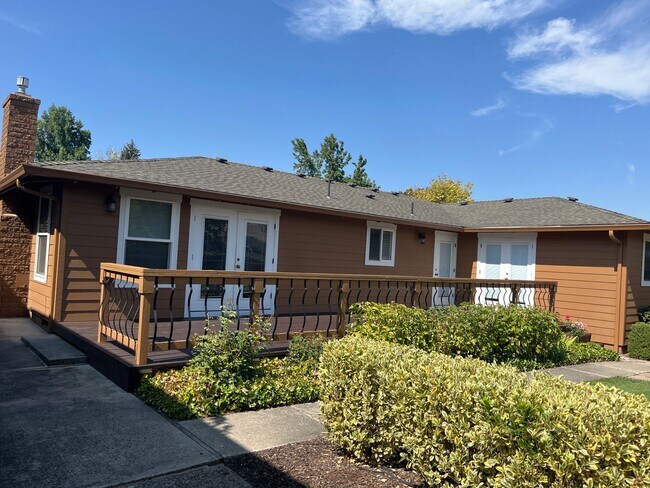 Building Photo - Great East Medford location with views of RoxyAnn