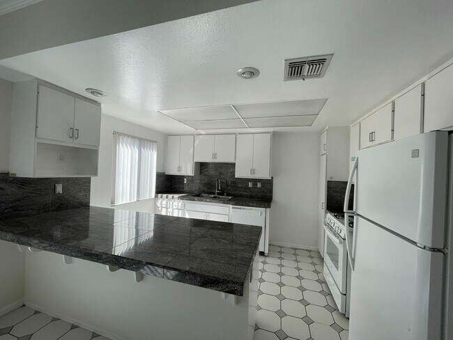 Building Photo - Beautiful 3-Bed/3-Bath Van Nuys Condo – Sp...