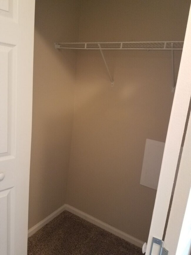 Building Photo - Beautiful 3 Bedroom in Quiet Neighborhood