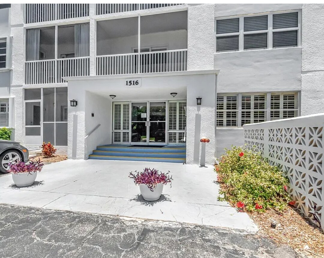 Building Photo - 1516 S Lakeside Dr