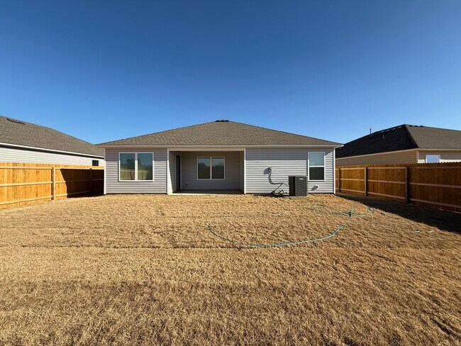 Building Photo - Welcome to this beautiful 4 bed, 2 bath ho...