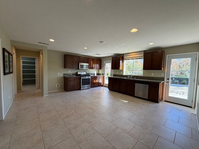 Building Photo - 37836 Divot Dr