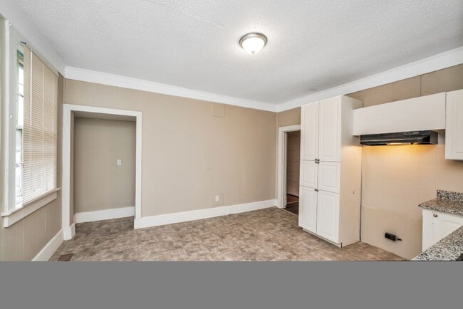 Building Photo - Updated 2-Bedroom Duplex – $800/month | Ta...