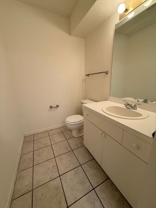 Building Photo - New Listing!