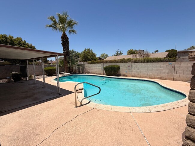 Building Photo - 718 E Manhatton Dr