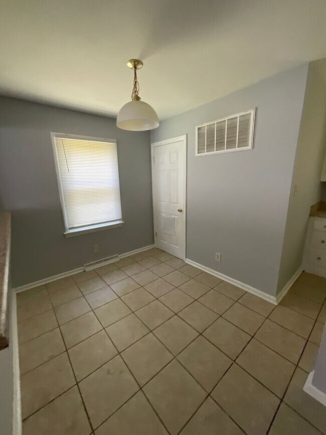 Building Photo - 3 bedrooms one bath apartment located in the Highlands, section of Portsmouth
