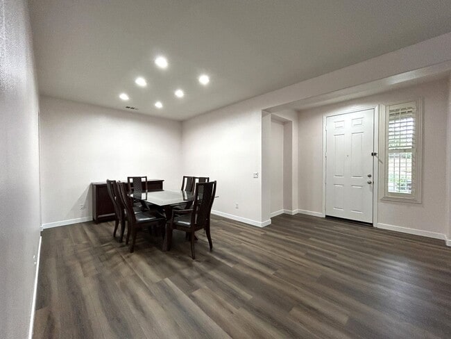 Building Photo - AVAILABLE NOW!! Fully Furnished 5 Bedroom 2.5 Bathroom Two Story Home in Beaumont!!