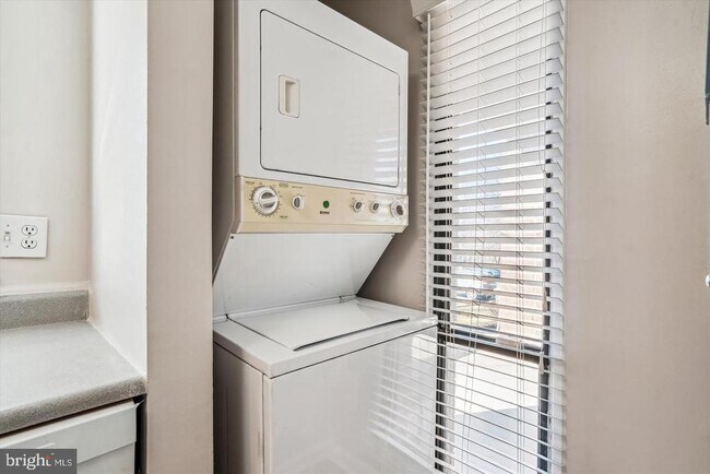 Building Photo - 15603 Dorset Rd