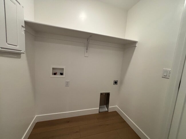 Building Photo - BRAND NEW END TOWNHOME FOR RENT!