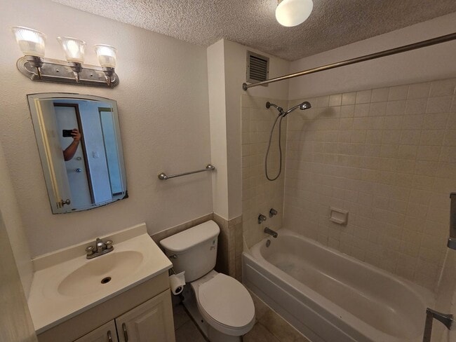 Building Photo - Beautiful 1 Bedroom 1 Bath with 1 Parking ...