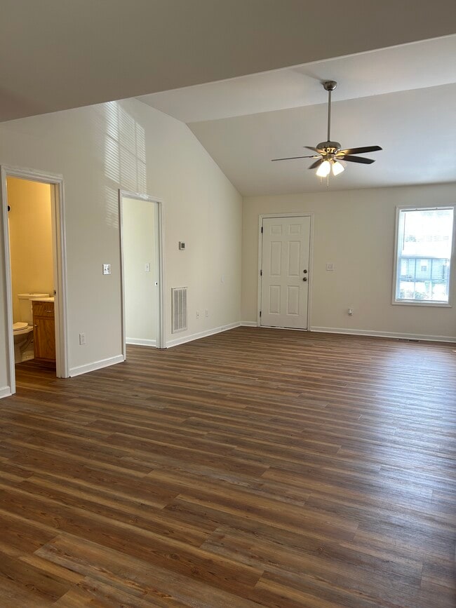 Building Photo - 63 Farm View Cir