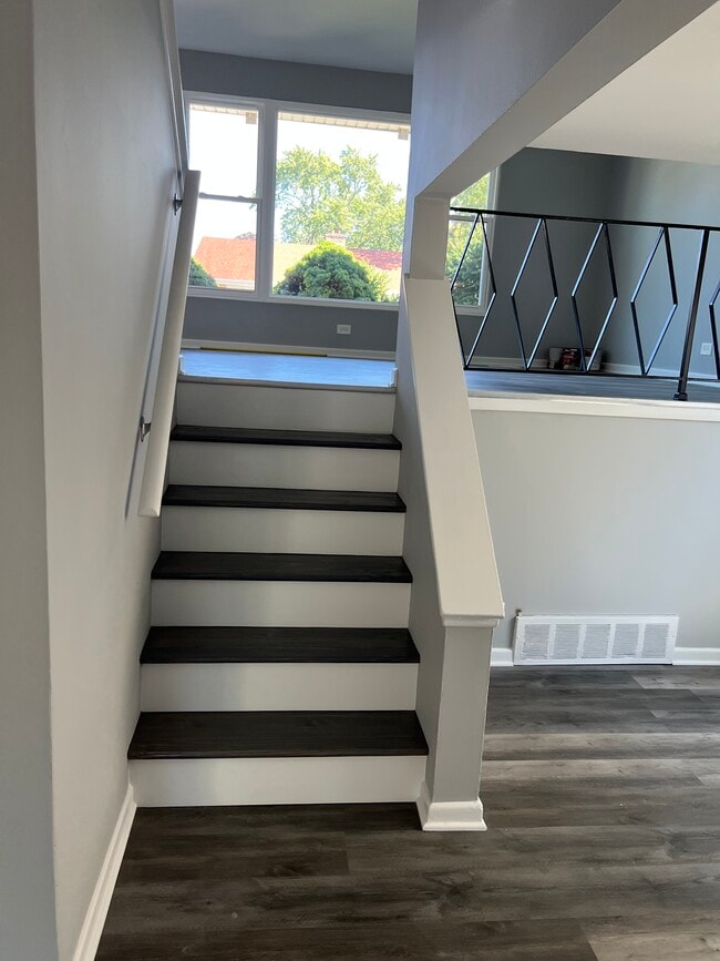 Building Photo - 385 Dover Ln