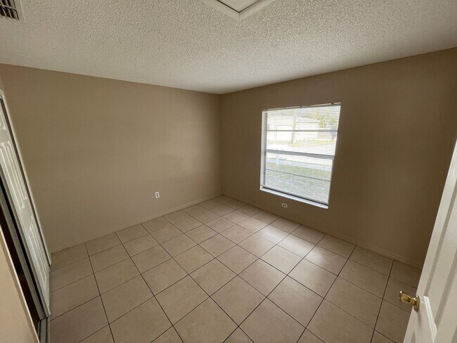 Building Photo - 5407 Maple St