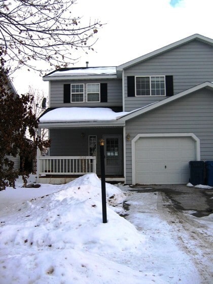 Building Photo - Spacious 3 bedroom townhouse