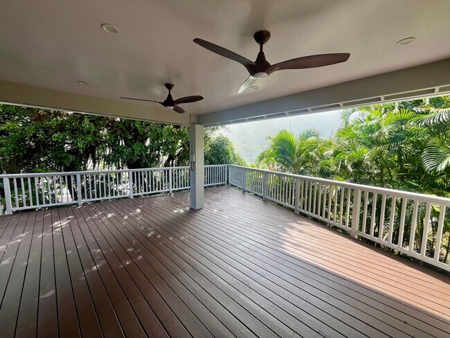 Building Photo - Renovated 6 Bedroom, 3.5 Bath Home with 2 Garages in Aina Haina