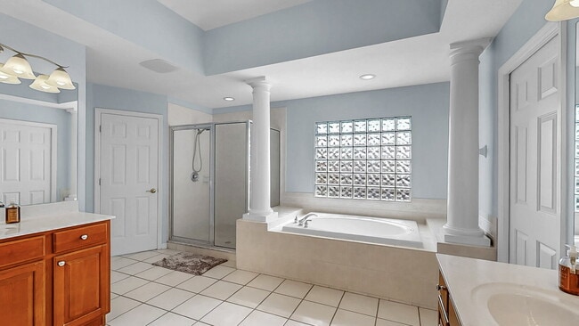 Building Photo - 5-bedroom, 3-bathroom rental home located in the Fox Wood community in Florida