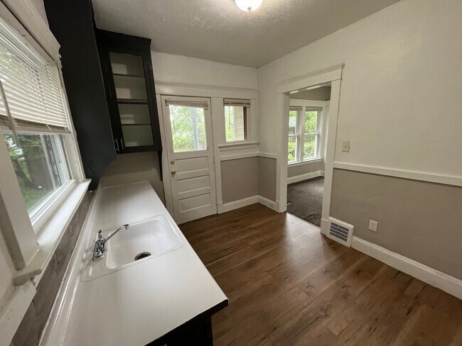 Building Photo - Three bedroom one bathroom single family home for rent MOVE IN SPECIAL - HALF OFF FIRST MONTHS RENT