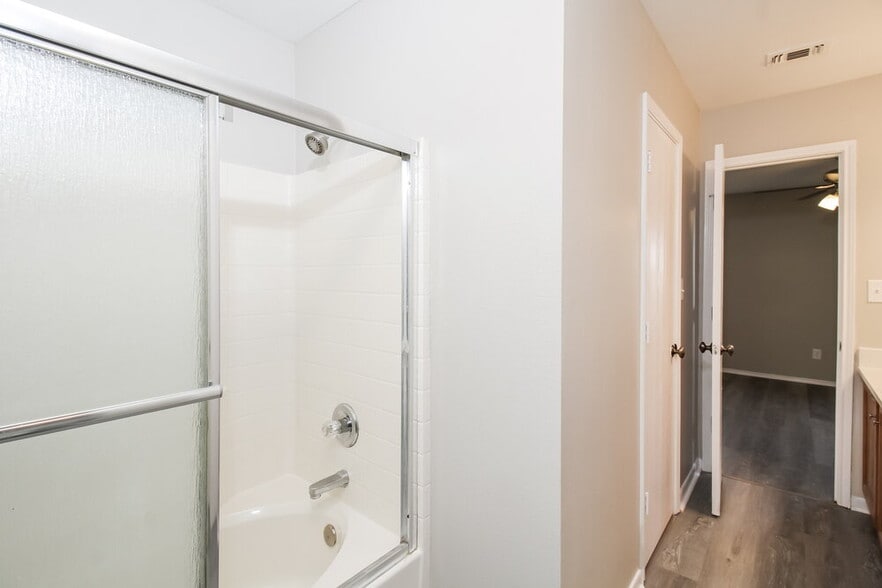 Building Photo - 825 Cruise St