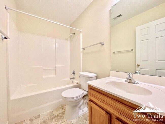 Building Photo - 707 Farmington Cir