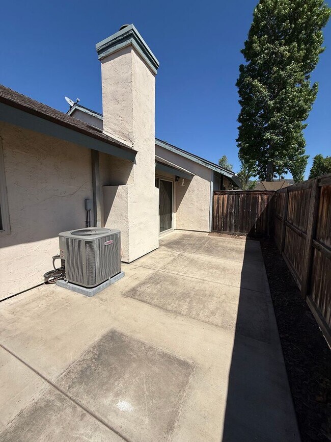 Building Photo - Charming Single-Level Townhome in Cape Concord