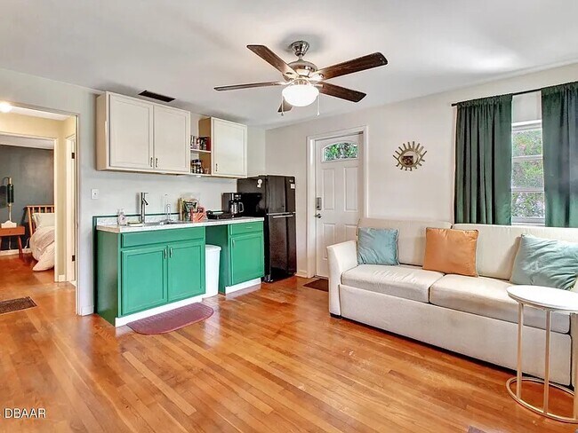 Building Photo - Bluelake Unit 3