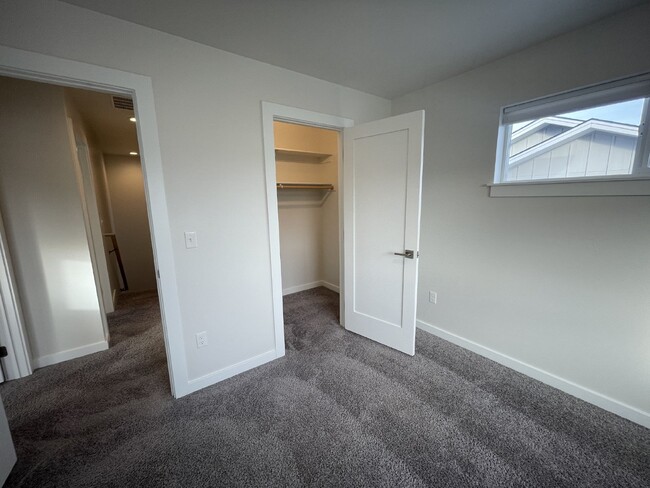 Building Photo - Light and Bright 4 Bedroom in the Lakes at...