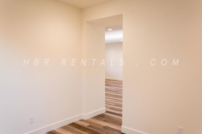 Building Photo - Ellis Neighborhood  | Spacious Single-Stor...