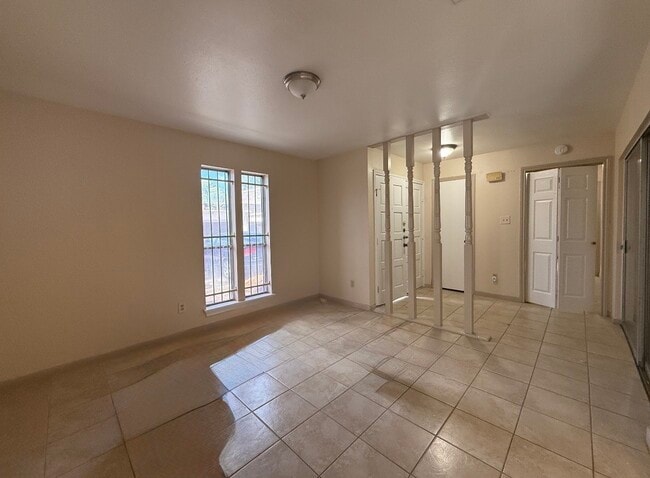 Building Photo - 2920 Cambridge Ln