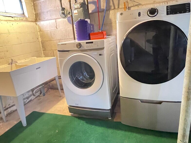 Laundr/Washing machine/Dryer in the basement in the house - 160 Westfall Rd