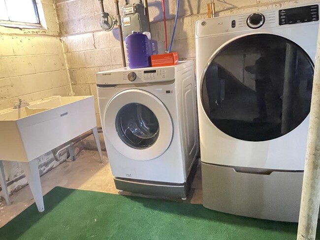 Laundr/Washing machine/Dryer in the basement in the house - 160 Westfall Rd