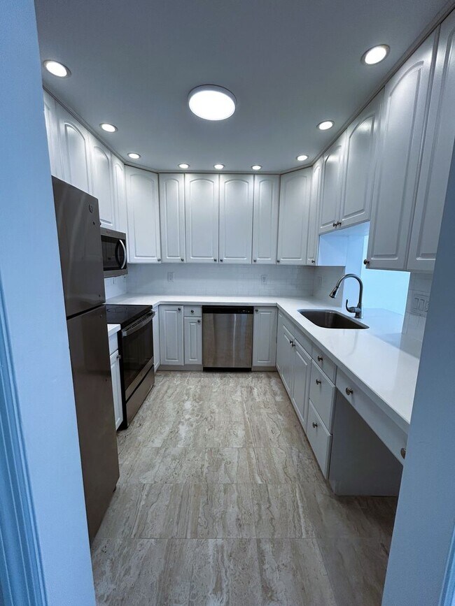 Building Photo - Large 1 Bedroom 1.5 Bath Condo - Steps from Fort Lauderdale Beach!