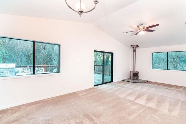 Building Photo - Beautiful custom home on 2.5 private acres!