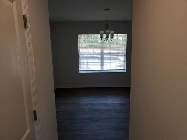 Building Photo - Beautiful Home minutes from the airport!