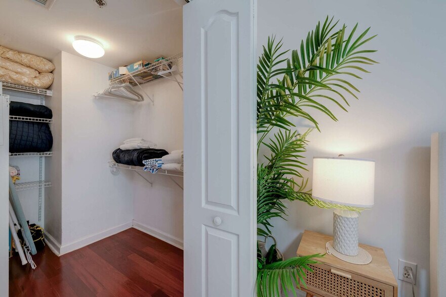 Building Photo - 1 SE 12th St