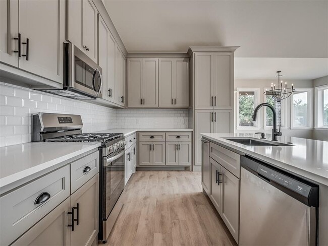 Building Photo - 924 Kyle Dr