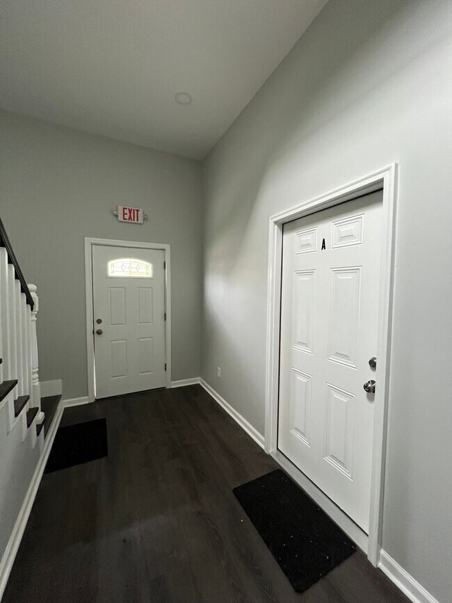 Building Photo - Newly Renovated 2 bed/1 bath apartment (Do...