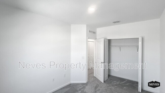 Building Photo - 2562 Skyline Loop