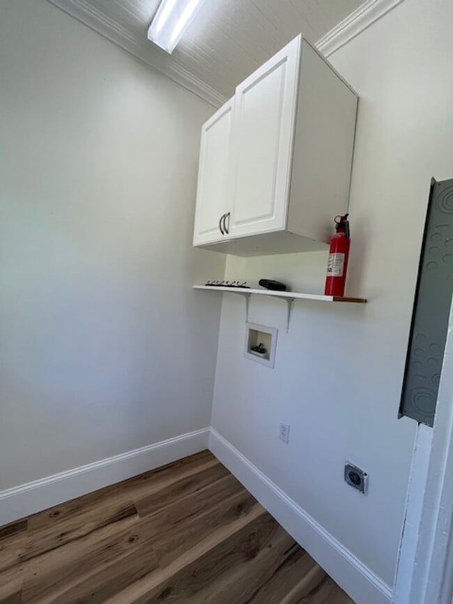 Building Photo - Newly-RENOVATED 2/1 House in a prime location!