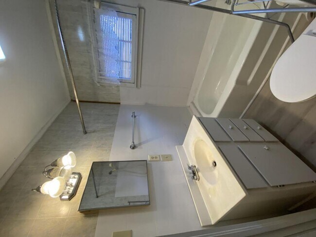 Building Photo - 175 E Beech St