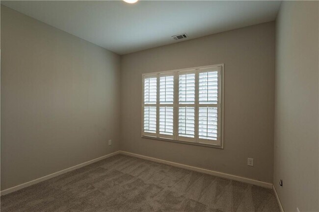 Building Photo - 214 Oakwood Dr