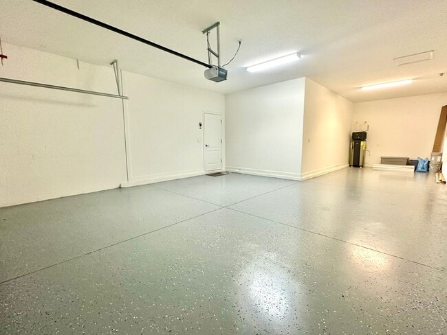 Building Photo - Upscale and modern 5bedroom/2.5bath home in Festival Community!